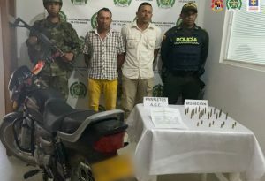 Manuel Enrique Salazar Toscano y Edilberto Torres Toscano, quienes fueron capturados por efectivos de la Policía Nacional por el delito de porte ilegal de armas de uso privativo de las Fuerzas Militares.