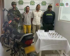 Manuel Enrique Salazar Toscano y Edilberto Torres Toscano, quienes fueron capturados por efectivos de la Policía Nacional por el delito de porte ilegal de armas de uso privativo de las Fuerzas Militares.