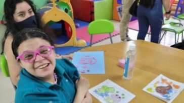 Educadores reciben cursos de lenguaje de señas y braille