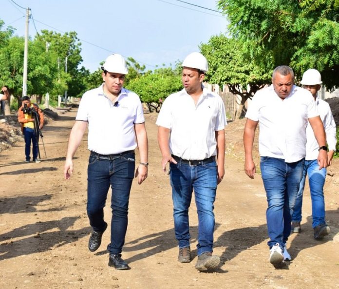 Alcalde de Barrancas, recorriendo las obras de los barrios intervenidos.