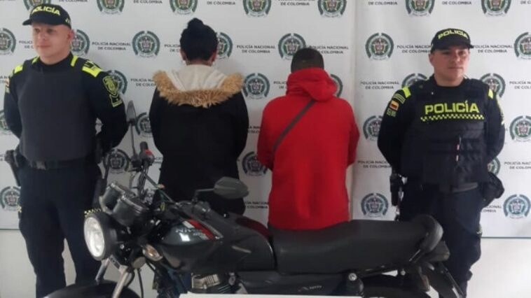 En el barrio Sinaí capturaron a una pareja que transportaba estupefacientes en una motocicleta