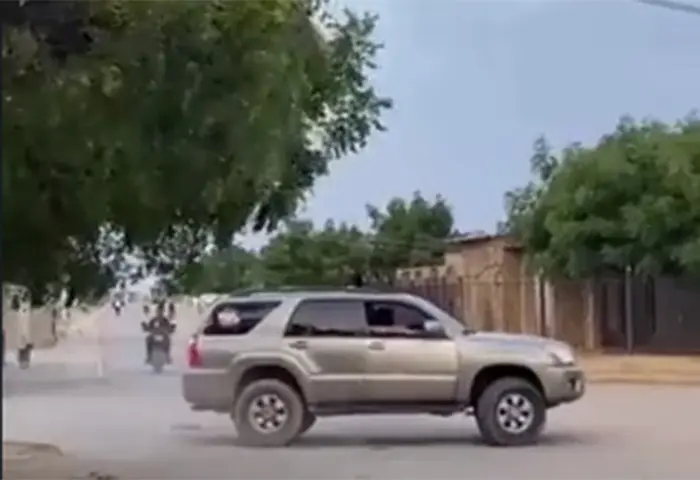 En video: Por ‘chicanear’ en su camioneta, se estrelló y casi se mata