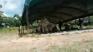 En video | “Se nos metieron al batallón”: Tiroteo entre disidencias y tropas del Ejército