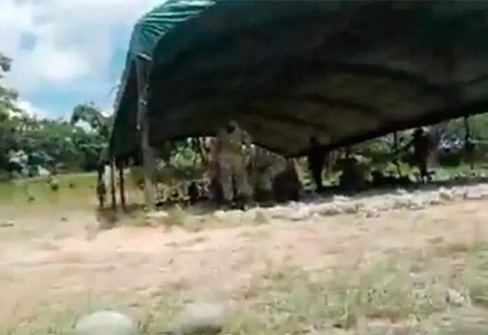 En video | “Se nos metieron al batallón”: Tiroteo entre disidencias y tropas del Ejército