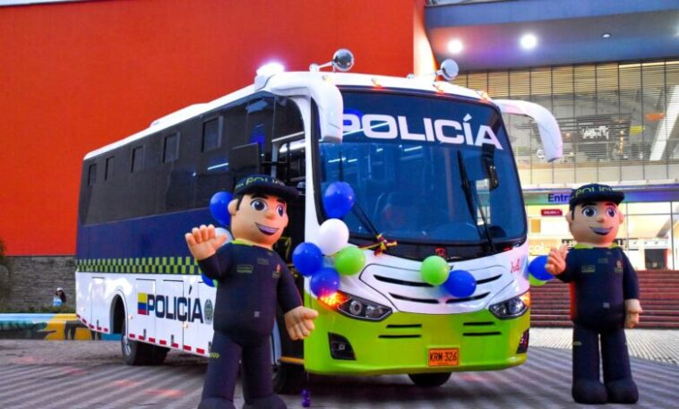 Entrega de busetón a la Policía Nacional en Casanare