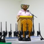 Gobernación entregó 39 radios de comunicación a la Fuerza Pública -  LARAZON.CO