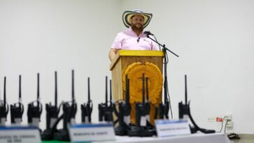 Gobernación entregó 39 radios de comunicación a la Fuerza Pública -  LARAZON.CO