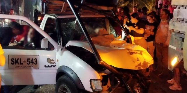 ¡Tristeza! Falleció una mujer tras violento accidente entre tractocamión y una camioneta entre las glorietas de Picaleña y Aeropuerto Perales