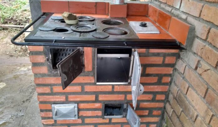 Familias rurales de Tesalia recibirán estufas ecoeficientes en sus hogares