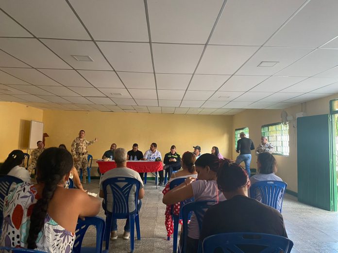 Habitantes de Carraipía, reunidos con las autoridades departamentales para exigir seguridad para el sector.