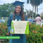 La joven que se subía a un árbol para dar clases, ya se gradúo