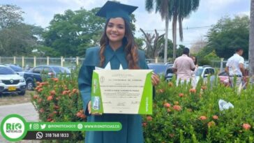 La joven que se subía a un árbol para dar clases, ya se gradúo