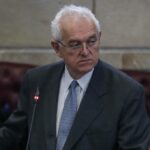 Ministro de Hacienda pide a empresarios ayudar a "moderar inflación"