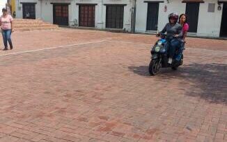 Motociclistas también invaden zona peatonal del Centro Histórico