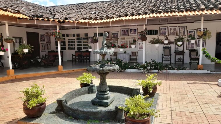 Una antigua fuente en piedra se levanta en el centro del patio principal