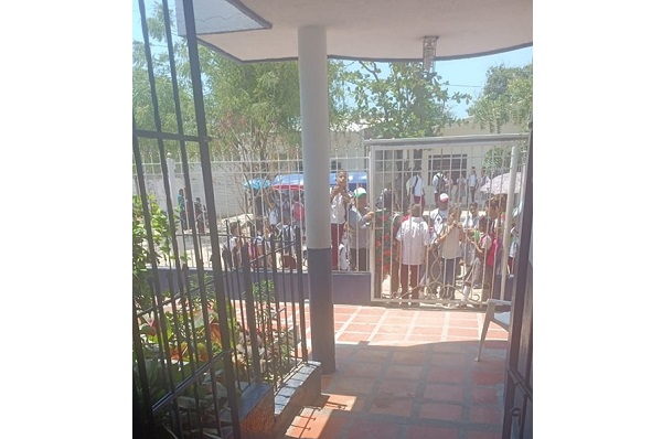 Padres de familia cerraron un colegio en Ciénaga por falta de docentes