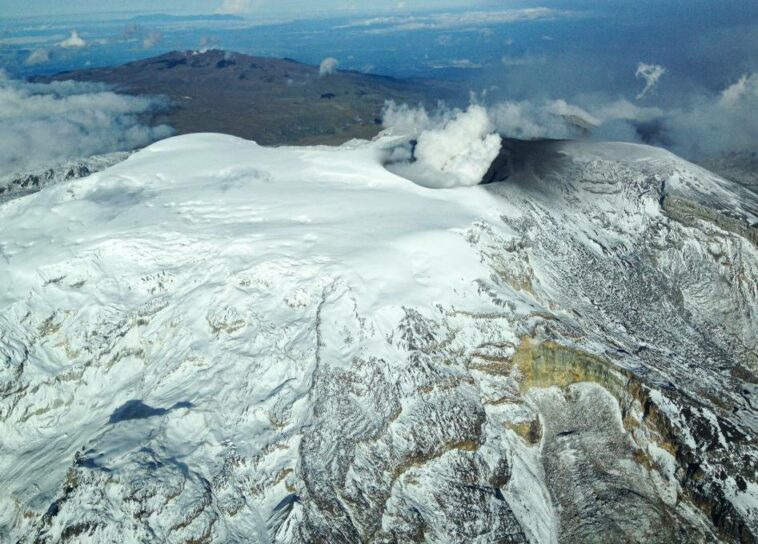Petro ordenó acelerar la evacuación de 2.500 familias en riesgo ante posible emergencia del Nevado del Ruiz