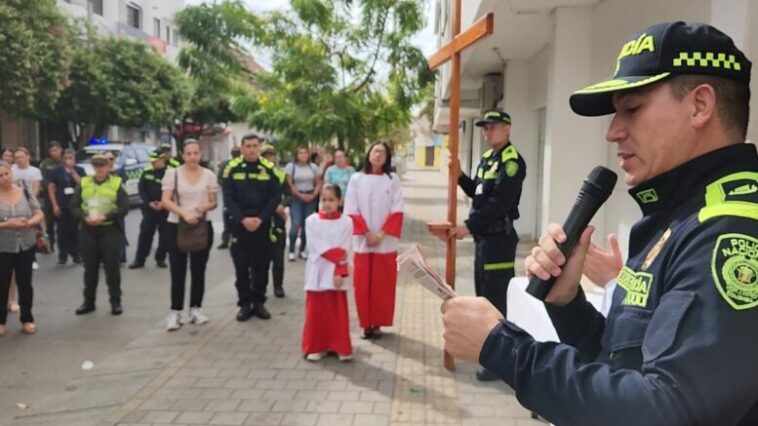Policía y comunidad realizaron viacrucis