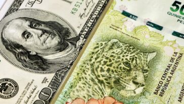 Qué es el 'dólar blue' y por qué su valor sacude la economía argentina