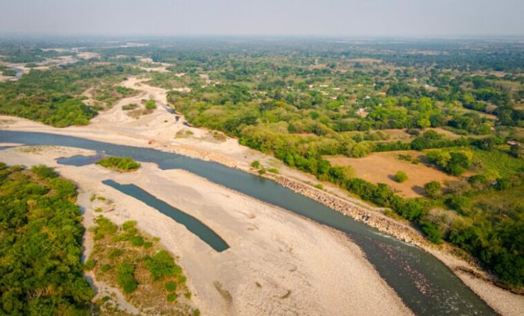 Se construye dique de 600 metros en el río Cravo Sur