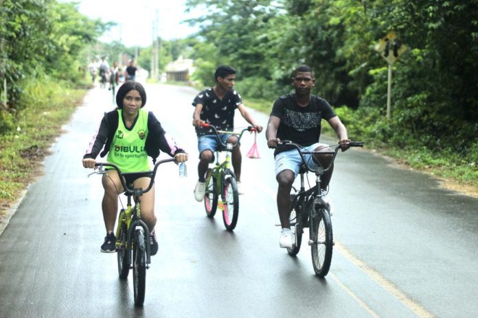 Comunidad en Dibulla, realizando actividad ciclística.