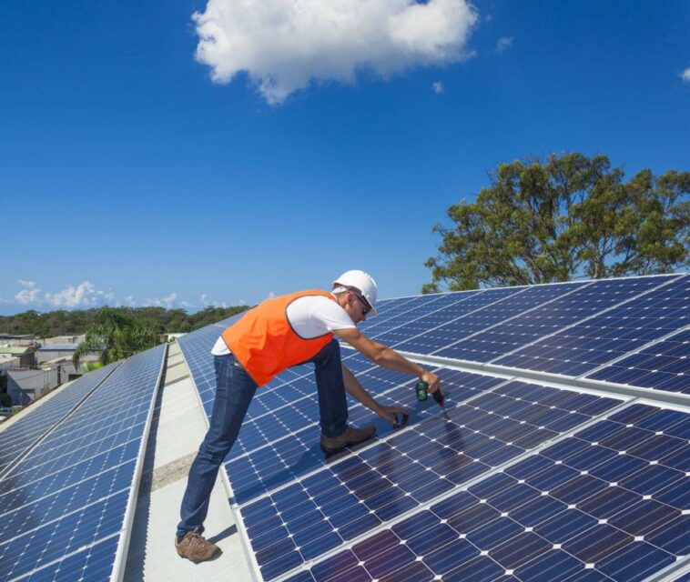 Solo una de cada tres obras de energías renovables avanza sin demoras