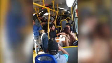 viralesimagenesjovenescomiendoenTransmilenio1