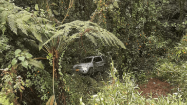 Un vehículo rodó 30 metros por una ladera en la vía Manizales – Bogotá