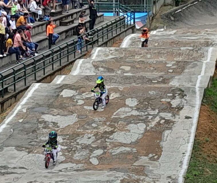 Única pista de BMX en Bucaramanga tiene grietas y huecos, niños entrenan así