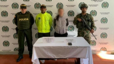 VIDEO: El Ejército capturó a alias ‘Sara’, presunta coordinadora logística del ‘Clan del Golfo’ en Antioquia