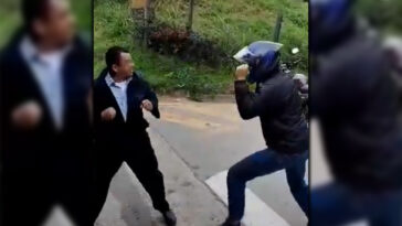 [VIDEO] En Antioquia, un motociclista y un busero se chocaron, quisieron «arreglar» a golpes