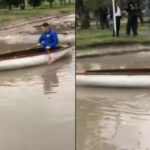 Video. En épocas de lluvias: habitantes de Kennedy, Bogotá, deben cruzar en canoa por culpa de un hueco