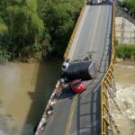 Video: cae puente que une a departamentos de Quindío y Valle del Cauca