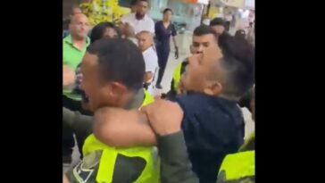 Video: la violenta agresión de jóvenes contra policías en Valledupar