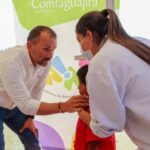 Juan José Gómez Vélez, director administrativo de ComfaGuajira, junto a una médica tamizando una infanta.