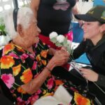 Las mujeres policías en Riohacha sorprendieron en el día de la Madre. Entregaron mercados y una rosa.