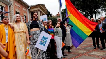 Bogotá recuerda a las víctimas de LGTBIfobia con una pasarela en Día contra Homofobia