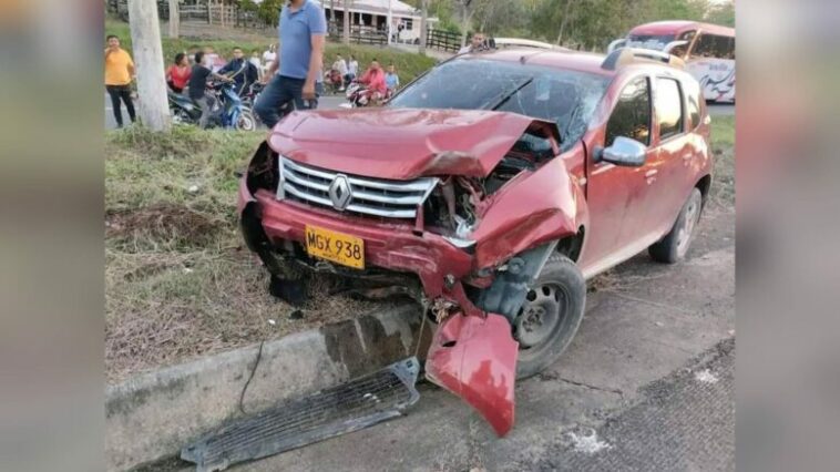 Carro choca contra poste de energía en vía de Ciénaga de Oro a Cereté