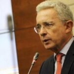 Caso Álvaro Uribe: juez decide no precluir el proceso por supuesto soborno