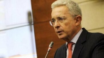 Caso Álvaro Uribe: juez decide no precluir el proceso por supuesto soborno