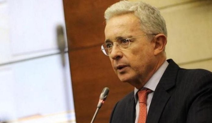 Caso Álvaro Uribe: juez decide no precluir el proceso por supuesto soborno