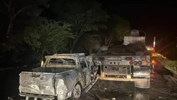 Chocó con una ‘mula’ y la camioneta se incineró