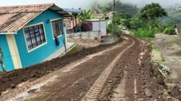 Cierre temporal de vía de acceso a La Loma, Sandoná, por construcción de placa huella