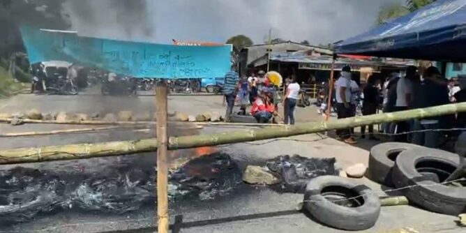 Continúa bloqueada la vía Panamericana en Rosas, Cauca