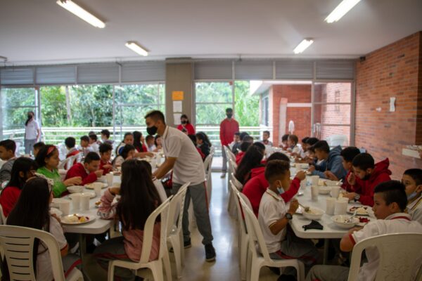 El Programa de Alimentación Escolar continuará en Pereira con operación al 50%