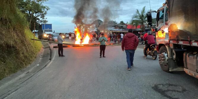 Familias damnificadas bloquearon la vía Panamericana en Rosas, Cauca