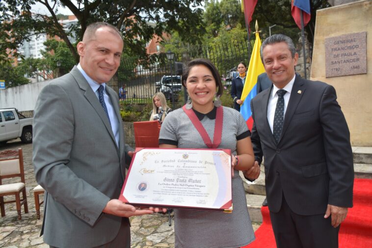 Ginna Muñoz, recibe condecoración de la Sociedad Colombiana de Prensa y Medios de Comunicación