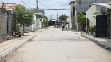 Gobernador pide a contratista cumplir plazos de pavimento en vías de Cantaclaro