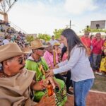 La gobernadora de La Guajira, Diala Wilches junto a la directora nacional del Icbf Astrid Cáceres; llegaron a la alta guajira a participar de la jornada para garantizar derechos fundamentales de la niñez indígena.
