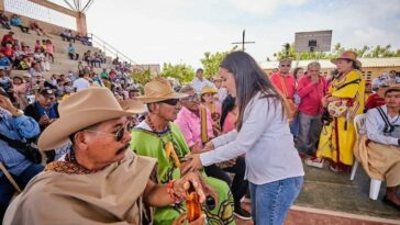 La gobernadora de La Guajira, Diala Wilches junto a la directora nacional del Icbf Astrid Cáceres; llegaron a la alta guajira a participar de la jornada para garantizar derechos fundamentales de la niñez indígena.